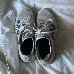 volleyball shoes/tennis shoes